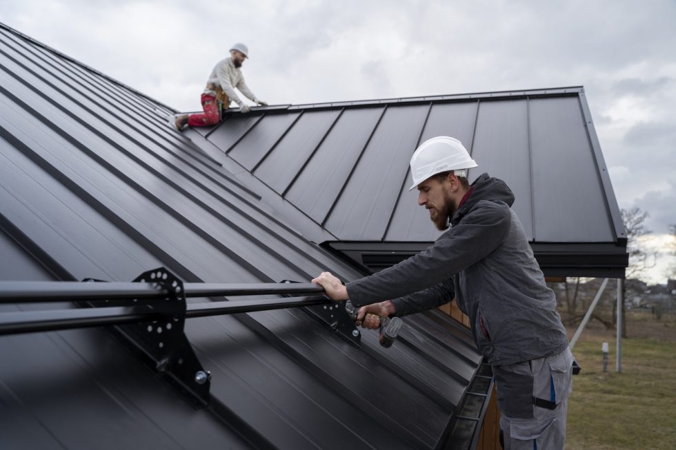 Dachdecker bei der Arbeit auf einem Dach in Berlin